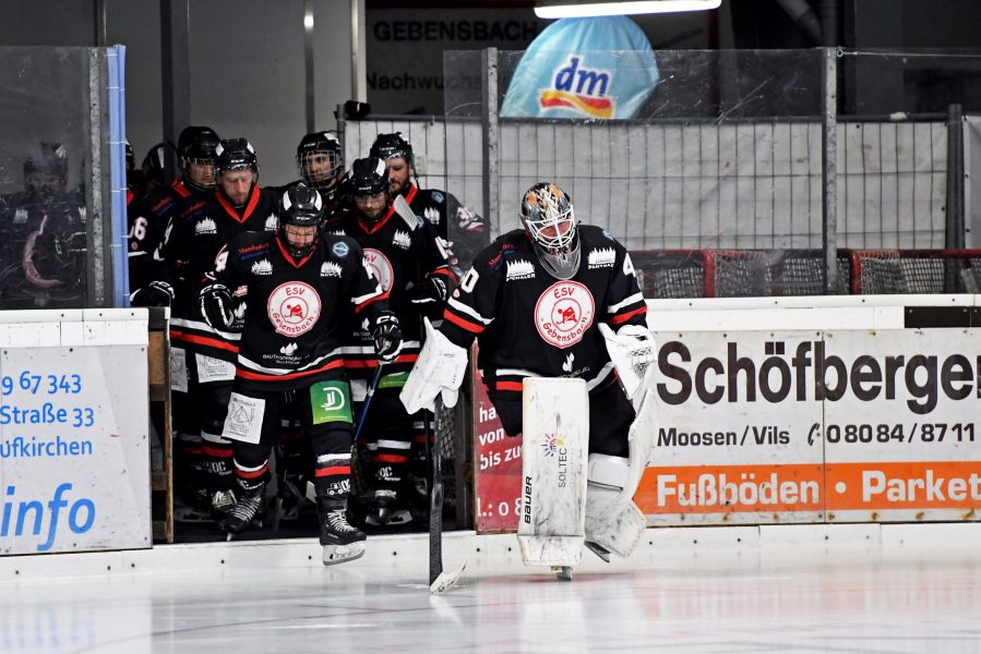 homepage - ESV Gebensbach - Einlauf aus Eis um Goalie Andreas Fischer, Jonas Weindl (li.)
