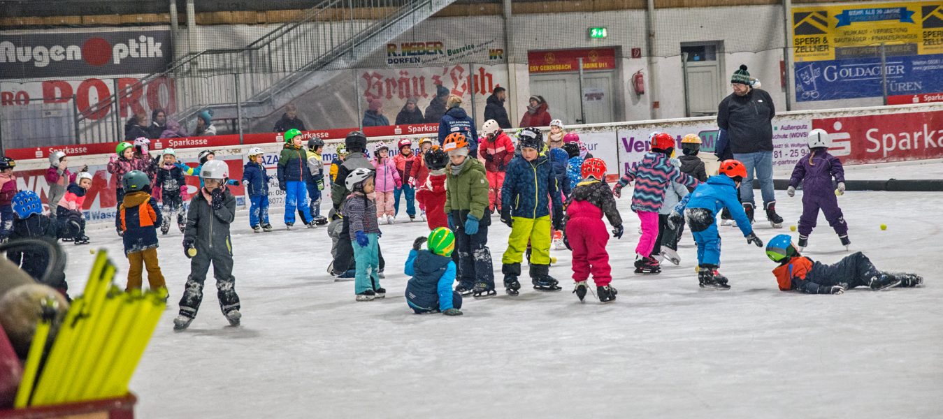 homepage - ESV Gebensbach - Schlittschuhkurs ein ganzer Pulk an Kinder