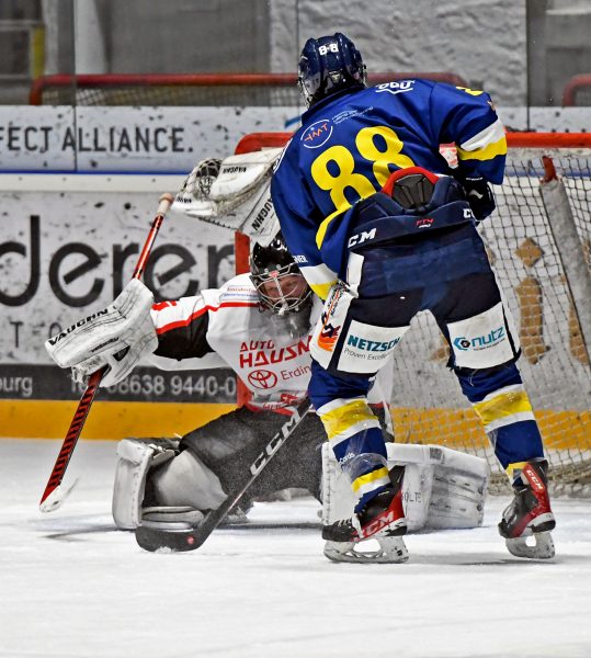homepage - ESV Goalie Manuel Hammerlindl mit starkem Save gegen Tobias Jakob (Wkbg 1b)