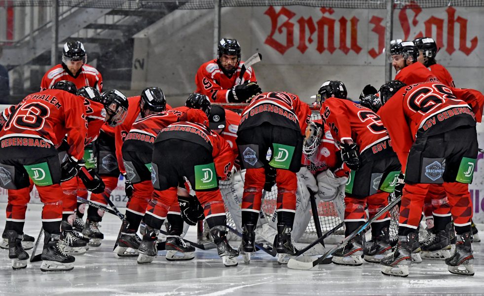 homepage - ESV-Teambuilding ums Heiligtum um Florian Panthaler (li.) Maiko Müller, Rudi Mayer, Daniel Krzizok, Goalie Manuel Hammerlindl, Goalie Andi Fischer, Patrick Beham (re.)