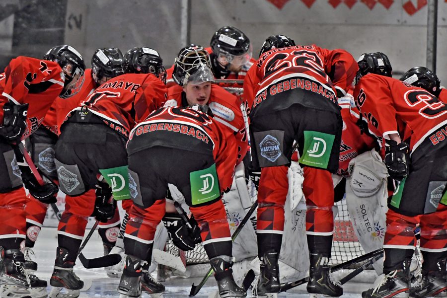 homepage - ESV-Teameinschwörung um Goalie Manuel Hammerlindl mit Franz Neumayr, Timm Kerscher, Mathias Selmair, Patrick Beham (re.)