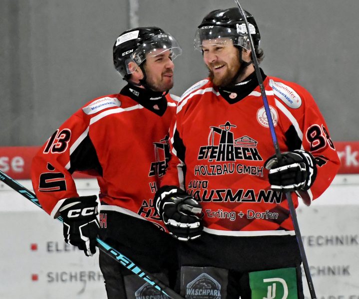 homepage - Florian Panthaler (ESV, li.) u. Mathias Selmair nach ESV-Toren - haben gute Laune