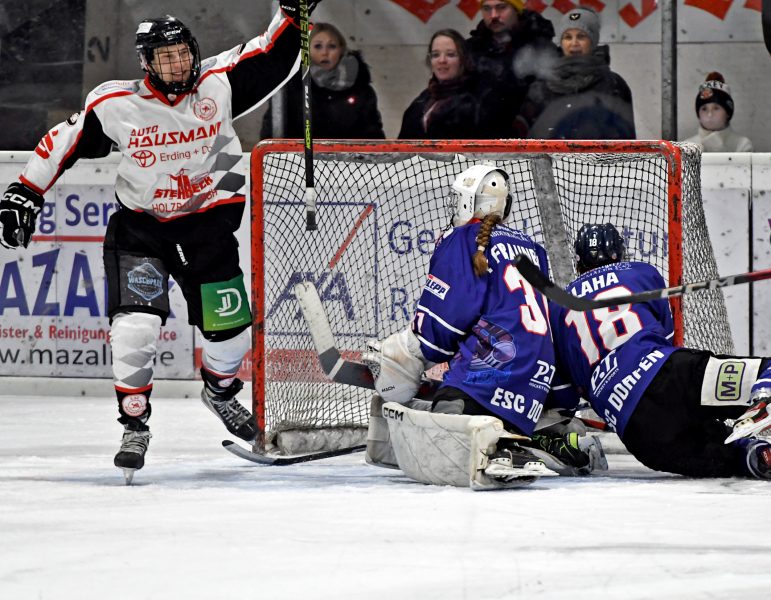 homepage - Jubel bei Christian Göttlicher (ESV, li.) nach Treffer im Hinspiel zum 8-2 gegen Dorfen 1b - Goalie Lina Brandstädter u. Jonas Blaha (re.) sind bedient