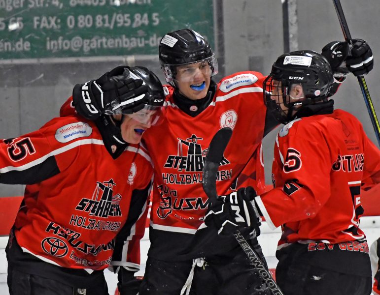 homepage - Jubel bei Gebensbach - Florian Sonnengruber (li.) Matiss Pumpurs u. Christian Göttlicher (re.) nach Sieg gegen Dgf 1b u. in Regen