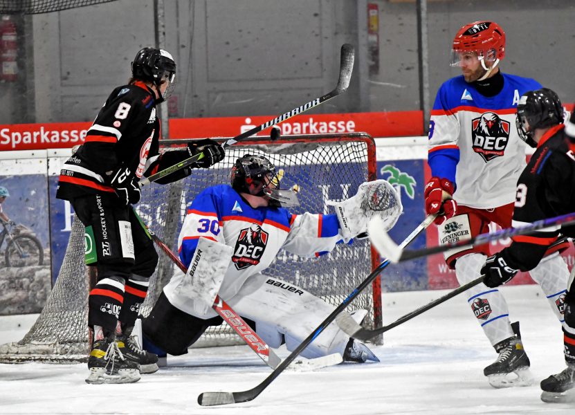 homepage - Lattentreffer - Patrik Samanski (ESV,8) u. Lukas Piller (re.) gegen Goalie Bernhard Feiersinger (Inzell) u. Matthias Mayer (re.)