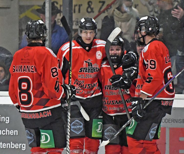 homepage - Lukas Piller (ESV) jubelt nach Treffer zum 1-0 gegen Pfaffenhofen mit Patrik Samanski (li.) Matiss Pumpurs u. Lukas Löscher (re,)