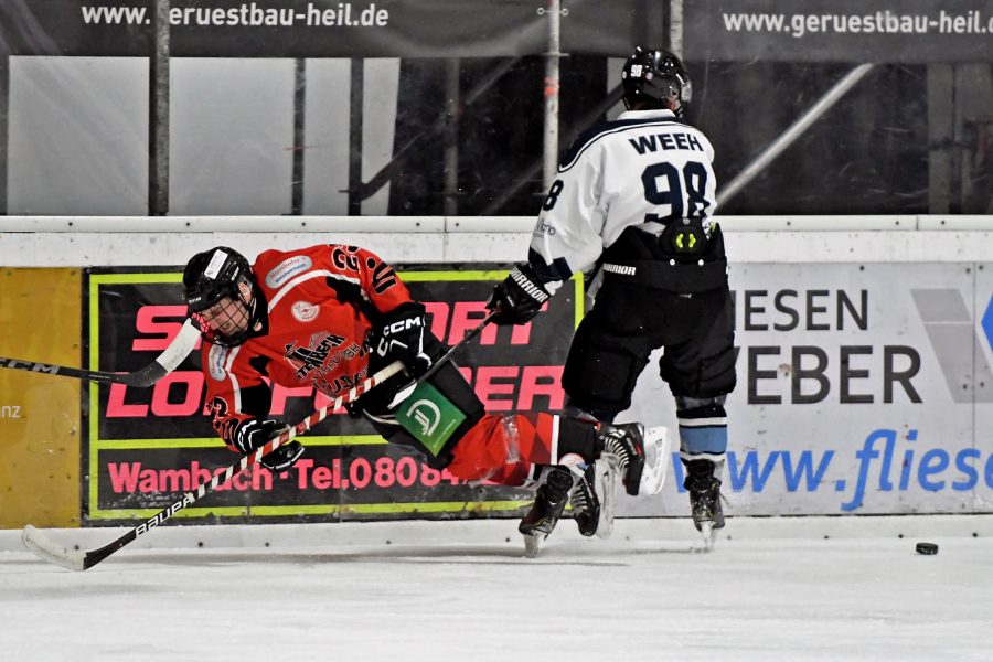 homepage - Marco Weeh (Dachau, re.) mit hartem Check gegen Rudi Mayer (Gebensbach)