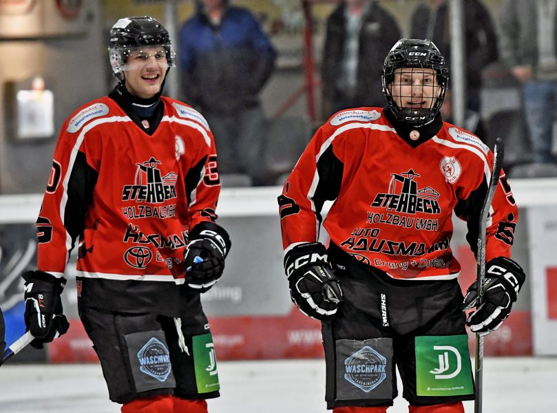 homepage - Matiss Pumpurs (ESV, li.) 2 Tore u. Christian Göttlicher (re.) 4 Tore in Vilshofen