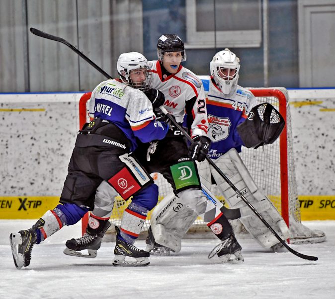 homepage - Matiss Pumpurs (Gebensbach) gegen Xaver Knittel (Wörishofen, li.) u. Goalie Dominik Held (re.)