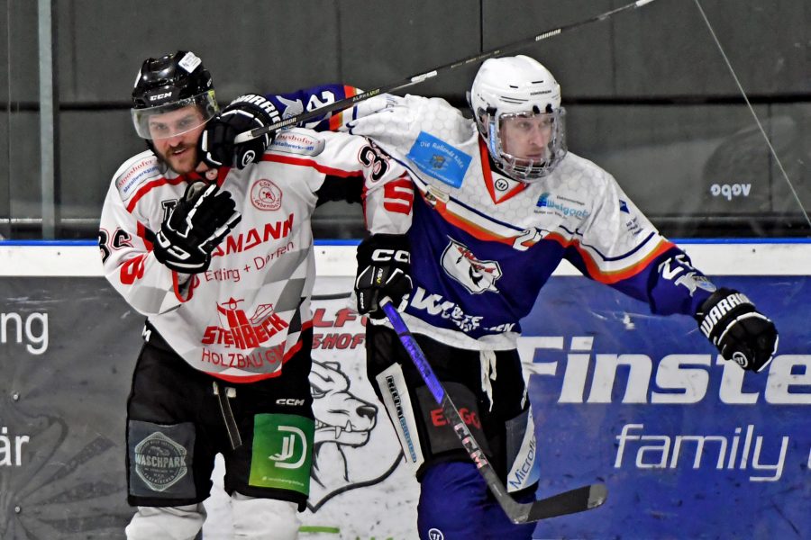 homepage - Patrick Beham (ESV, li.) bekam eine ab von Jonas Schwarzfischer (Wörishofen, re.)