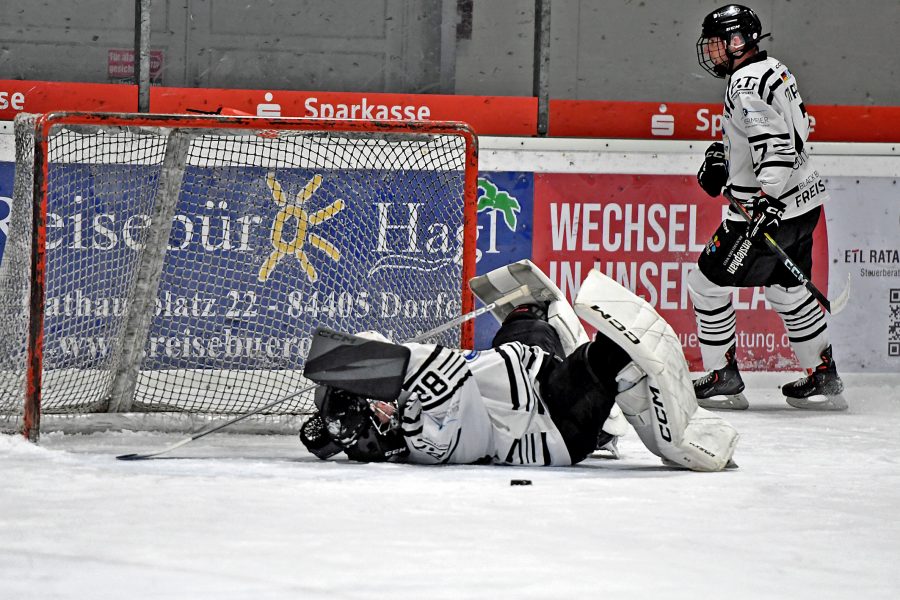 homepage - Treffer zum 1-0 - Goalie Manuel Heinisch (Freising) u. Severin Stippl (re.) sind bedient - Lukas Löscher (ESV, n. im Bild) traf