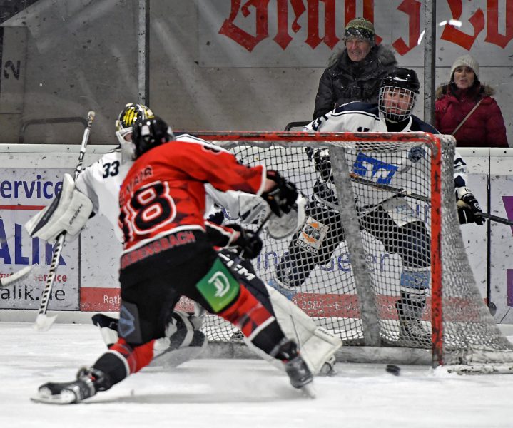 homepage - Treffer zum 2-3 - Mathias Selmair (ESV) gegen Goalie Severin Cesak (Dachau) u. Dominik Posselt