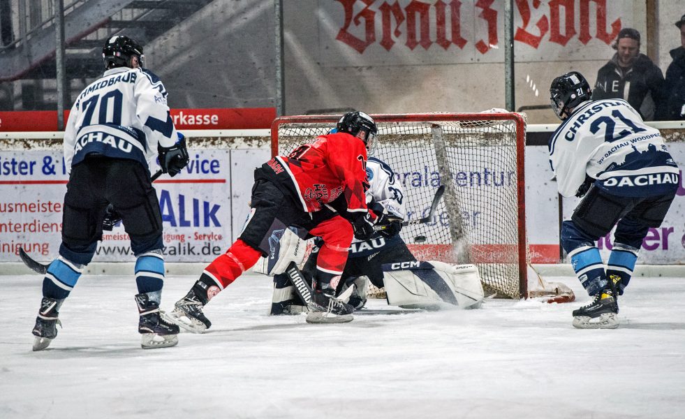 homepage - Treffer zum 3-0 - Maiko Müller (ESV) gegen Goalie Severin Cesak, Michael Schmidbauer (li.) Alex Christian (re.) (Dachau)