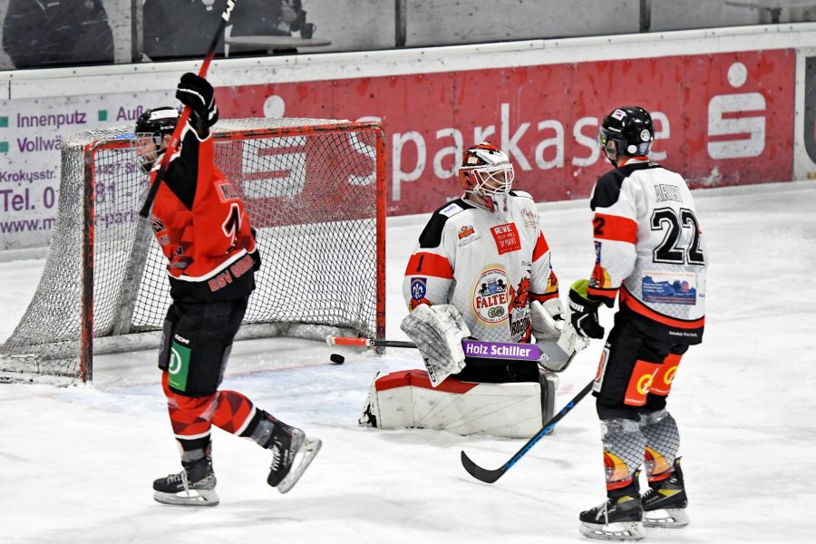 homepage - Treffer zum 3-1 - Maiko Müller (ESV, li.) jubelt gegen Goalie Dennis Jedrus (Regen) u. David Arnst (re.)