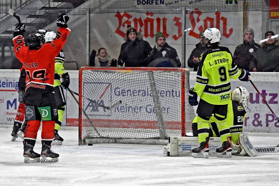 homepage - Treffer zum 4-3 - Matiss Pumpurs (ESV, n. i. Bild) traf gegen Goalie Jens Berger (EK München) mit Luis Stroppe (9) - Lukas Piller (li.) jubelt
