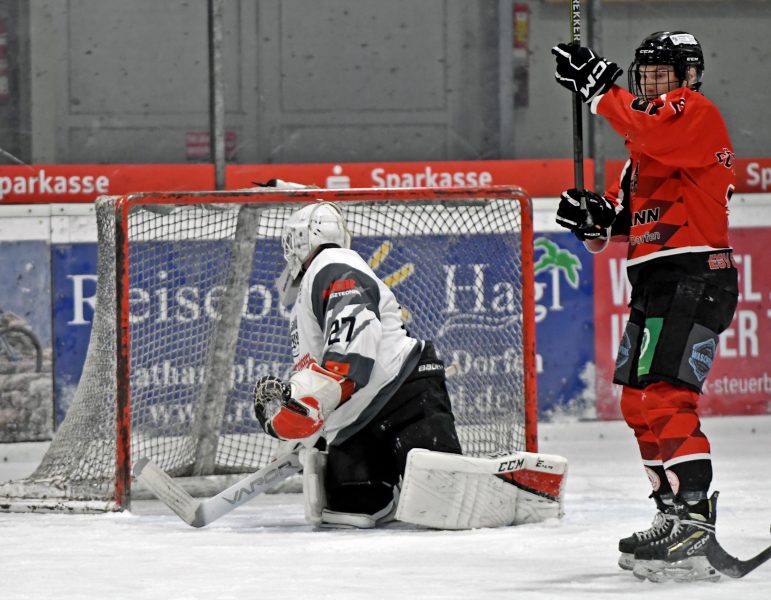 homepage - Treffer zum 5-0 - Christian Göttlicher (ESV, re.) traf gegen Vilshofen-Goalie Dennis Hauser