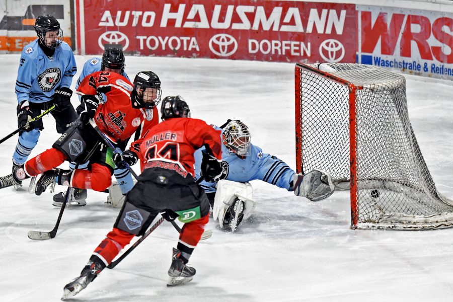 homepage - Treffer zum 6-1 - Philipp Pfahler (ESV, li.) mit Maiko Müller traf gegen Goalie Tapio Turba (Regensburg) Marc Binder (li.) u. Noel-Esteban Fabig