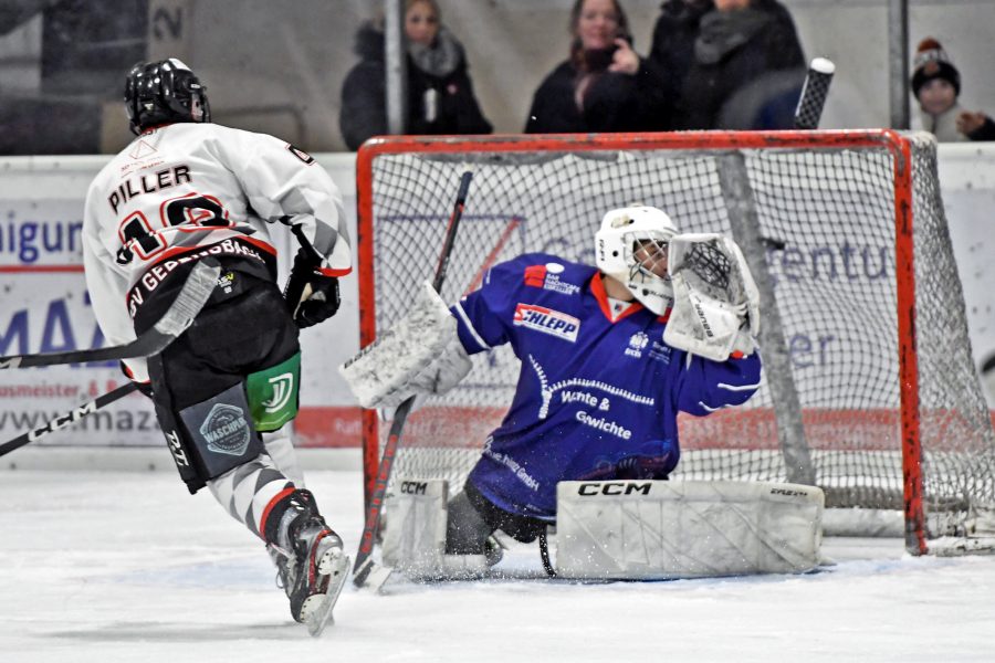 homepage - Treffer zum 6-2 - Lukas Piller (ESV, li.) traf zum 3. Mal gegen ESC-Goalie Lina Brandstädter