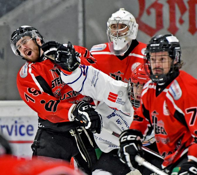 homepage - da hat die Hand nix zu suchen - Antonin Radouch (ESV, li.) bekam eine verpasst von Phiip McTeigue (Dorfen 1b, re.)